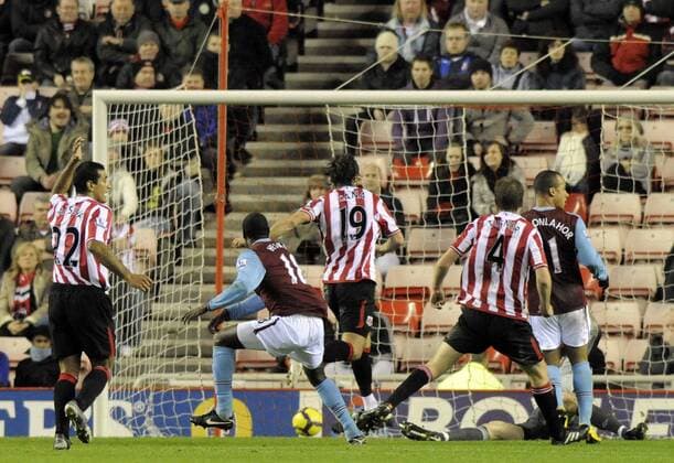 Aston Villa s Emile Heskey (2L) scores his side s first goal. Barclays Premier League Sunderland v Aston Villa 15th December, 2009 EDITORIAL USE ONLY. No use with unauthorised audio, video, data, fixture lists, club league logos or live services. Online in-match use limited to 120 images, no video emulation. No use in betting, games or single club league player publications. o0 Tor