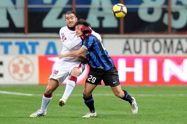 Inter Mailand (blau) - AS Livorno (weiß), Giulio Donati (R)-Cristiano Lucarelli 