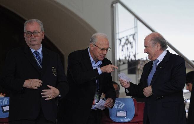 Fussball International FIFA Club WM 2009 16.12.2009 Halbfinale FIFA Präsident Joseph S. Blatter (re, SUI) mit FIFA Exekutivkomitee Mitglied Franz Beckenbauer (Mitte, GER) und FIFA Vizepräsident und Vorsitzender der Finanzkommission Julio H. Grondona (li, ARG)  o0 Funktionär Sepp