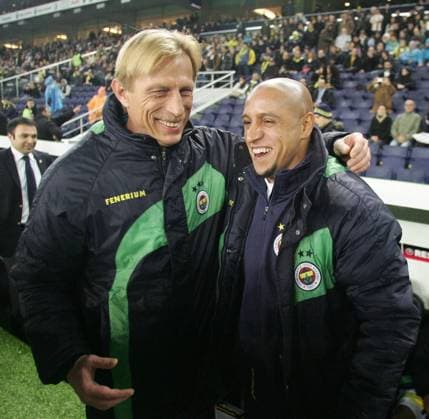 UEFA Europa League match between Fenerbahce Istanbul and FC Sheriff Tiraspol at Sukru Saracoglu stadium in Istanbul, Turkey, Thursday, Dec. 17, 2009. Pictured: Roberto Carlos (R) and coach Christoph Daum.  o0 Aufmacher Freude Harmonie Verabschiedung