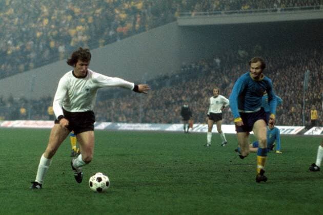 Jupp Heynckes (BR Deutschland, li.) gegen Karlsson (Schweden) DEUTSCHSPRACHIGE SPORTZEITSCHRIFTEN UND -ZEITUNGEN NUR NACH RÜCKSPRACHE Fußball Länderspiel Herren DEUTSCHSPRACHIGE SPORTZEITSCHRIFTEN UND -ZEITUNGEN NUR NACH RÜCKSPRACHE, Freundschaftsspiel 1974 Gruppe Dynamik,