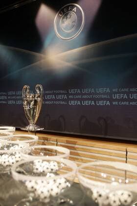 UEFA Champions League Auslosung - Lostöpfe und Trophäe - Nyon - Suisse - EddyLEMAISTRE -  o0 Equipment Objekte Lostopf Los Pokal Trophäe Logo UEFA