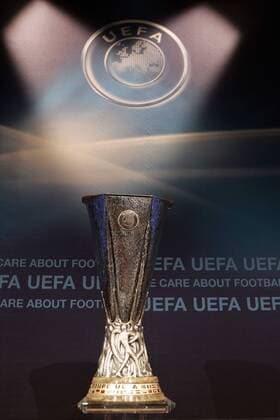 UEFA Europa League Auslosung - Trophäe für den Europa League Sieger - Nyon - Suisse - EddyLEMAISTRE -  o0 Objekte Pokal Logo UEFA o00 Emblem Verbandslogo Verbandsemblem Licht Scheinwerferlicht