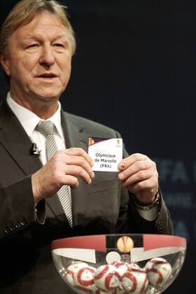 UEFA Europa League Auslosung - Horst Hrubesch (Deutschland) präsentiert das Los von Olympique de Marseille - Nyon - Suisse - EddyLEMAISTRE -  o0 Lostopf OM o00 Körperteile Hand
