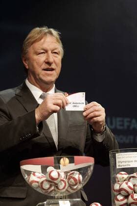 UEFA Europa League Auslosung - Horst Hrubesch (Deutschland) zieht den RSC Anderlecht - Nyon - Suisse - EddyLEMAISTRE -  o0 Los Lostopf