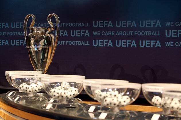 Trophäe der Champions League und die Lostöpfe für die Auslosung - EdLEMAISTRE -  o0 Pokal Los Lostopf