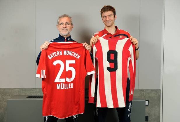 Zwei Stürmergenerationen des FC Bayern München tauschen ihre Trikots: Gerd Müller (li.) und Namensvetter Thomas Müller -  o0 Trikot Objekte Trikottausch o00 Rückennummer 9 25
