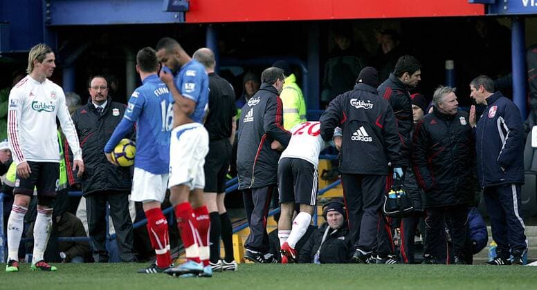 Javier Mascherano of Liverpool FC (C) heads off the field injured after being sent off Barclays Premier League Portsmouth v Liverpool 19th December, 2009 EDITORIAL USE ONLY. No use with unauthorised audio, video, data, fixture lists, club league logos or live services. Online in-match use limited to 120 images, no video emulation. No use in betting, games or single club league player publications. o0 verletzt Betreuer