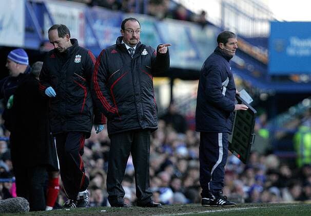Coach Rafael Benitez of Liverpool FC in action Barclays Premier League Portsmouth v Liverpool 19th December, 2009 EDITORIAL USE ONLY. No use with unauthorised audio, video, data, fixture lists, club league logos or live services. Online in-match use limited to 120 images, no video emulation. No use in betting, games or single club league player publications. o0 pessimistisch