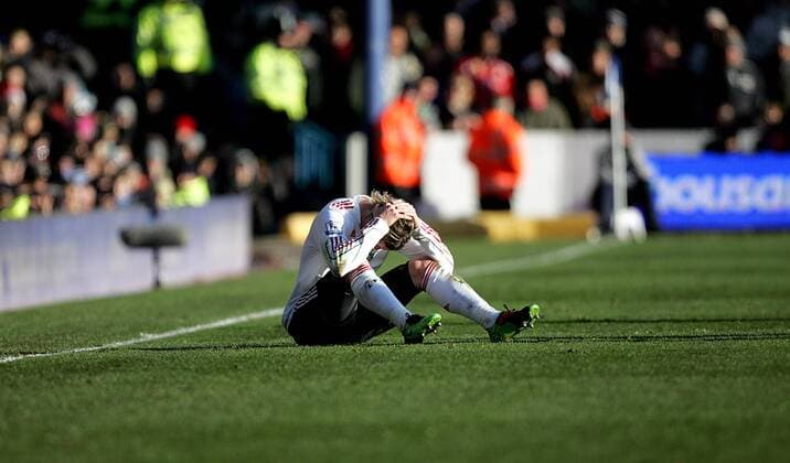 A dejected Fernando Torres of Liverpool --- Barclays Premier League Portsmouth v Liverpool 19th December, 2009 EDITORIAL USE ONLY. No use with unauthorised audio, video, data, fixture lists, club league logos or live services. Online in-match use limited to 120 images, no video emulation. No use in betting, games or single club league player publications. o0 FC Verzweiflung Emotionen