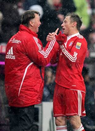 Fussball 1. Bundesliga FC Bayern München - Hertha BSC Berlin - Louis van Gaal (li.) und Ivica Olic nach dessen Auswechslung o0 Freude Jubel, Harmonie