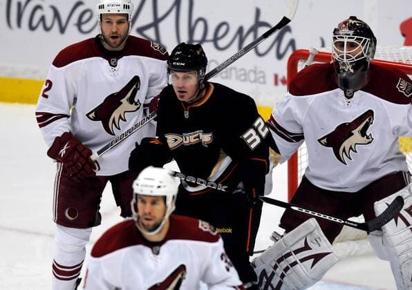 Dec. 19, 2009; Anaheim Ducks 32 Kyle Calder in the middle of the Coyotes defense during a game against the Phoenix Coyotes at the Honda Center. Icon5060912196303 EDITORIAL USE ONLY