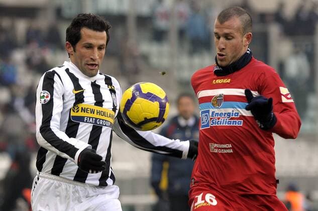 Hasan Salihamidzic (Juventus) und Christian Llama (Catania) Torino 20 12 2009 Juventus Turin (weiß) - Catania Calcio 1:2 (rot) - giorgioxperottino