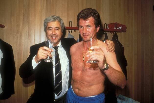 Meisterfeier Bayern 1988 1989 in der Kabine - Trainer Jupp Heynckes (r.) und Präsident Dr. Fritz Scherer gönnen sich ein Glas Sekt Fußball 1. BL Herren Saison 1988 1989 Gruppe München