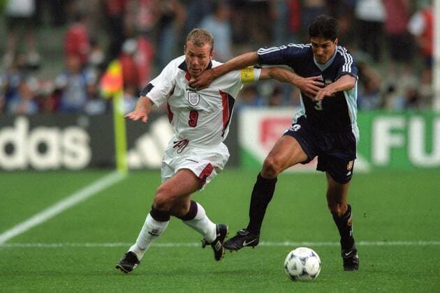 Alan Shearer (England, l.) vs Jose Antonio Chamot (Argentinien) Fußball WM Herren WM 1998, Länderspiel Nationalteam Gruppe St. Etienne