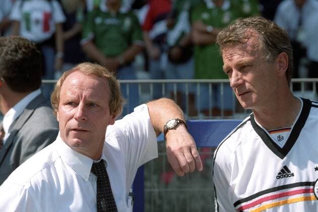Bundestrainer Berti Vogts (l.) und Co Trainer Rainer Bonhof (beide Deutschland) Fußball WM Herren WM 1998, Länderspiel, Nationalteam Gruppe Montpellier