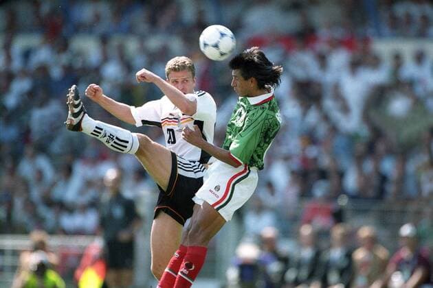 Marcelino Bernal (Mexiko, r.) vs Oliver Bierhoff (Deutschland) Fußball WM Herren WM 1998, Länderspiel, Nationalteam Gruppe Montpellier