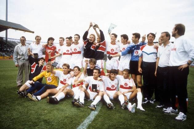A Junioren des VfB Stuttgart sind Deutscher Meister 1988 1989, u.a. mit Markus Beierle (hi.6.v.li.), Jürgen Kramny (6.v.re.), Jens Keller (5.v.re.) und Uwe Schneider (vorn re.) - DEUTSCHSPRACHIGE SPORTZEITSCHRIFTEN UND -ZEITUNGEN NUR NACH RÜCKSPRACHE Fußball 1. BL Herren A Junioren Bundesliga 1988 1989, Jugend, U19, U 19, Finale, Deutsche Meisterschaft, Meister Totale Stuttgart Freude,