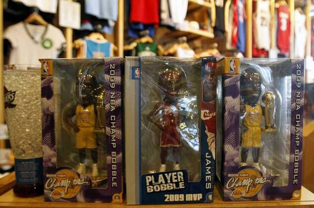 UNIVERSAL STUDIOS ORLANDO USA 21.12.2009 - Spielzeugfiguren von Kobe Bryant (Los Angeles Lakers) und LeBron James (Cleveland Cavaliers) im Fanshop des NBA City HARD ROCK CAFE IN ORLANDO  21122009KSK199 o00 Fanartikel, Devotionalien, Merchandising, Merchandise, Vermarktung Objekte