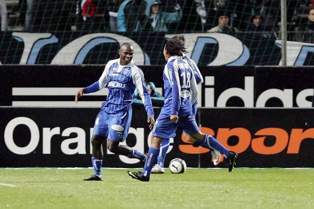 Dennis Oliech (li.) Roy Contout - AJ Auxerre - 23.12.2009 - StephaniexPanoramic  o0 Jubel Freude