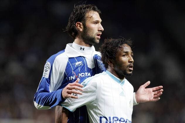 Cedric Hengbart (AJ Auxerre) gegen Bakari Kone (Marseille) - 23.12.2009 - StephaniexPanoramic  o0 Olympique