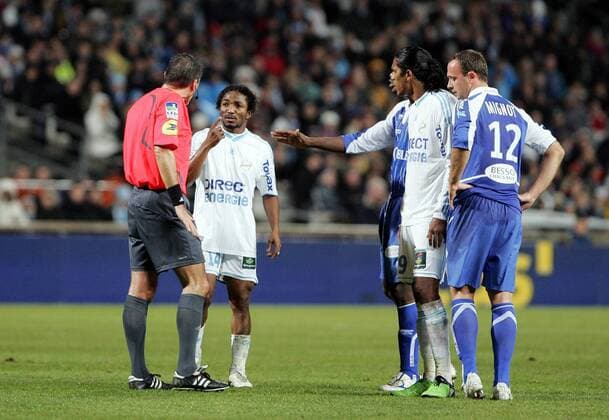 Bakari Kone (Marseille, li.) diskutiert mit Schiedsrichter Philippe Malige, daneben Brandao (Marseille) und Jean Pascal Mignot (AJ Auxerre) - StephaniexPanoramic  o0 Olympique