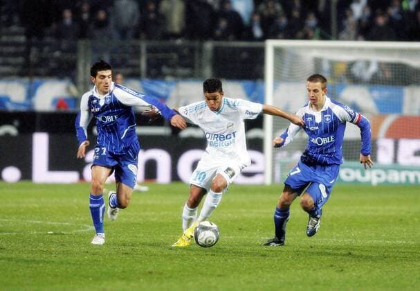 Hatem Ben Arfa (Marseille, Mitte) gegen Daniel Niculae (li.) und Benoit Pedretti (beide AJ Auxerre) - StephaniexPanoramic  o0 Olympique