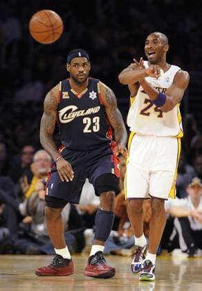 Los Angeles Lakers Kobe Bryant (R) passes the ball as Cleveland Cavaliers LeBron James defends during the first half of an NBA basketball game in Los Angeles on December 25, 2009.  LAP20091225102