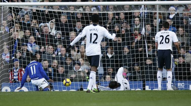 Birmingham s Chucho s (L) goal is incorrectly ruled out for offside Barclays Premier League Birmingham City v Chelsea 26th December, 2009 EDITORIAL USE ONLY. No use with unauthorised audio, video, data, fixture lists, club league logos or live services. Online in-match use limited to 120 images, no video emulation. No use in betting, games or single club league player publications. o0 Tor Abseits Abseitstor