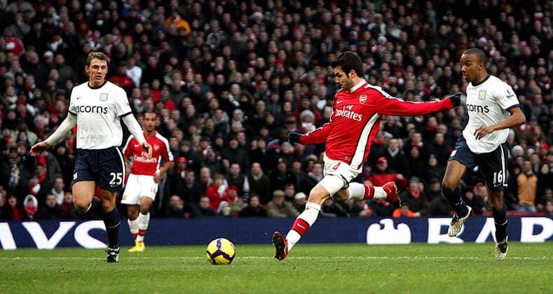 Cesc Fabregas (C) of Arsenal scores his and his side s second goal, Barclays Premier League Arsenal v Aston Villa 27th December, 2009 EDITORIAL USE ONLY. No use with unauthorised audio, video, data, fixture lists, club league logos or live services. Online in-match use limited to 120 images, no video emulation. No use in betting, games or single club league player publications. o0 FC London, Tor