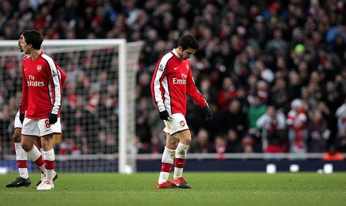 Cesc Fabregas of FC Arsenal London leaves the field injured after coming on as a sub to win his side the game --- Premier League: FC Arsenal London (red) vs. Aston Villa (white), 27th December, 2009 EDITORIAL USE ONLY. No use with unauthorised audio, video, data, fixture lists, club league logos or live services. Online in-match use limited to 120 images, no video emulation. No use in betting, games or single club league player publications. o0 Verletzung Einzelbild
