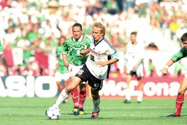 Jürgen Klinsmann (Deutschland, vorn) im Duell Fußball Länderspiel Herren WM 1998, Nationalteam, Achtelfinale, Deutschland - Mexiko 2:1 Gruppe Montpellier