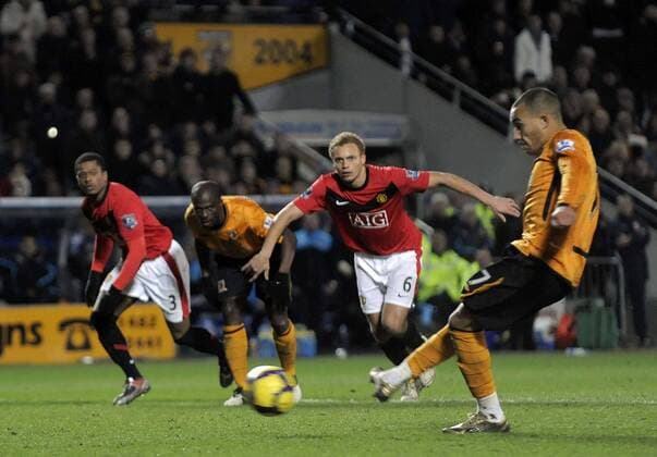 Hull City s Craig Fagan (R) scores his goal from the spot. --- Premier League: Hull City (orange) vs. Manchester United (red), 27th December, 2009 EDITORIAL USE ONLY. No use with unauthorised audio, video, data, fixture lists, club league logos or live services. Online in-match use limited to 120 images, no video emulation. No use in betting, games or single club league player publications. o0 Tor