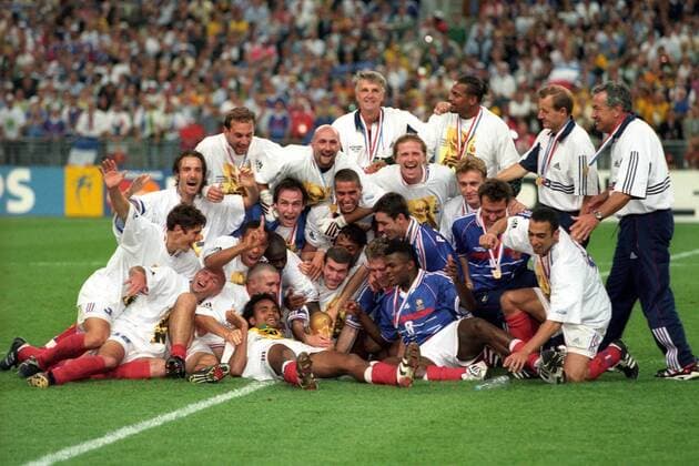 Siegesjubel - Frankreich ist Weltmeister 1998, hi.v.li.: Nationaltrainer Aime Jacquet, Torwart Bernard Lama, x, x; Mitte: Christophe Dugarry, Torwart Lionel Charbonnier, Alain Boghossian, Torwart Fabien Barthez, David Trezeguet, Emmanuel Petit, Stephane Guivarc h, Laurent Blanc, Youri Djorkaeff; vorn: Bixente Lizarazu, Franck Leboeuf, Thierry Henry, Lilian Thuram, Christian Karembeu, Zinedine Zidane, Didier Deschamps, Robert Pires und Marcel Desailly Fußball WM Herren WM 1998, Länderspiel, Nationalteam, Nationaltrikot, Finale Totale Paris Freude, Begeisterung,