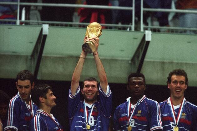Siegerehrung Weltmeister Frankreich, v. re.: Laurent Blanc, Marcel Desailly, Zinedine Zidane, Bixente Lizarazu und Robert Pires Fußball WM Herren WM 1998, Länderspiel, Nationalteam, Nationaltrikot, Finale Gruppe Paris Freude,