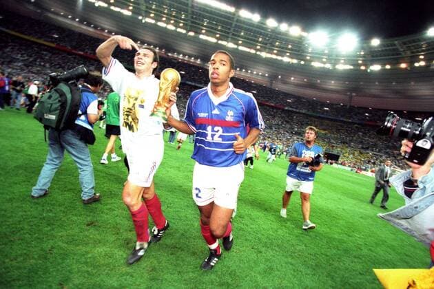 Alain Boghossian (li.) und Thierry Henry präsentieren den Pokal, Frankreich ist Weltmeister 1998 Fußball WM Herren WM 1998, Länderspiel, Nationalteam, Nationaltrikot, Finale Gruppe Paris Freude, Begeisterung,