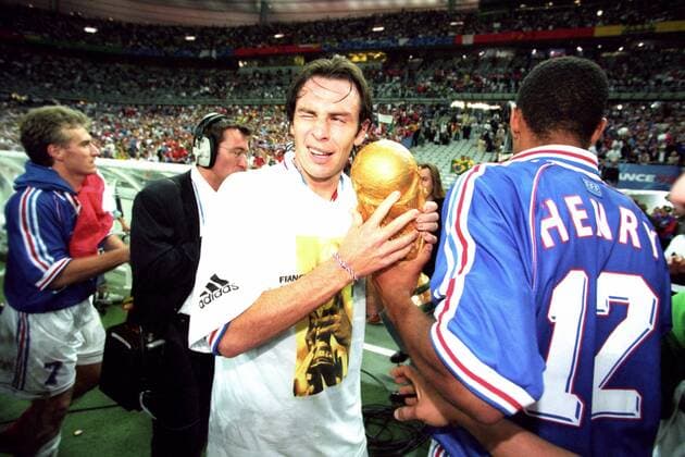 Alain Boghossian (li.) und Thierry Henry präsentieren den Pokal, Frankreich ist Weltmeister 1998 Fußball WM Herren WM 1998, Länderspiel, Nationalteam, Nationaltrikot, Finale Gruppe Paris Freude, Begeisterung,
