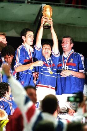 Frankreich ist Weltmeister 1998, v. re.: Zinedine Zidane, Bixente Lizarazu und Robert Pires Fußball WM Herren WM 1998, Länderspiel, Nationalteam, Nationaltrikot, Finale Gruppe Paris Freude, Begeisterung,