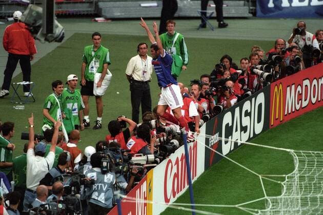 Torschütze Zinedine Zidane (Frankreich) jubelt Fußball WM Herren WM 1998, Länderspiel, Nationalteam, Finale Nationaltrikot Totale Paris Freude, Begeisterung,