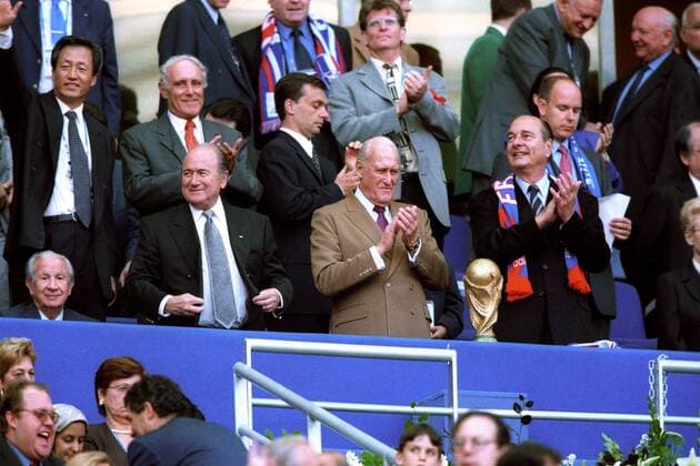 Ehrentribüne WM Finale 1998 in Paris, v. li.: IOC Präsident Juan Antonio Samaranch (Spanien), FIFA Präsident Joseph S. Blatter (Schweiz), FIFA Ehrenpräsident Joao Havelange (Brasilien) und Präsident Jacques Chirac (Frankreich), dahinter FIFA Funktionär Mong Joon Chung (Südkorea, li.) und Prinz Albert von Monaco (re.) Fußball WM Herren WM 1998, Länderspiel, Nationalteam, Finale, Gruppe Paris