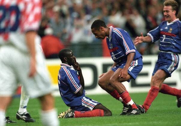 Thierry Henry (re.) und Torschütze Lilian Thuram (beide Frankreich) jubeln Fußball WM Herren WM 1998, Länderspiel, Nationalteam, Nationaltrikot, Frankreich - Kroatien 2:1 Gruppe Paris Freude,