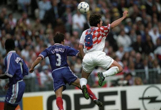 Davor Suker (Kroatien, re.) gegen Bixente Lizarazu (Frankreich) Fußball WM Herren WM 1998, Länderspiel, Nationalteam, Nationaltrikot, Frankreich - Kroatien 2:1 Gruppe Paris Dynamik, Kampf,
