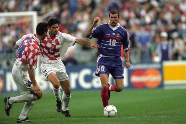 Zinedine Zidane (Frankreich, re.) gegen Aljosa Asanovic (Kroatien) Fußball WM Herren WM 1998, Länderspiel, Nationalteam, Nationaltrikot, Frankreich - Kroatien 2:1 Gruppe Paris Dynamik,