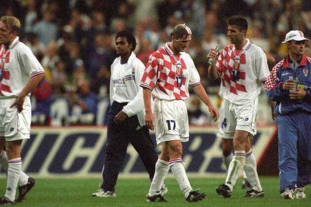 Robert Jarni (Kroatien, Mitte) mit Kopfverletzung Fußball WM Herren WM 1998, Länderspiel, Nationalteam, Nationaltrikot, Frankreich - Kroatien 2:1 Gruppe Paris Enttäuschung,
