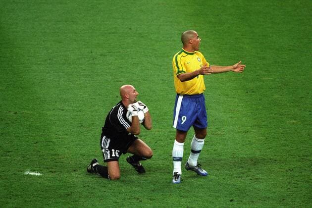 Torwart Fabien Barthez (Frankreich) schneller als Ronaldo (Brasilien) Fußball WM Herren WM 1998, Länderspiel, Nationalteam, Nationaltrikot, Finale, Brasilien - Frankreich 0:3 Gruppe Paris Abwehr,
