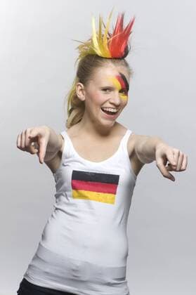 Weiblicher deutscher Fan mit Gesichtsbemalung und Perücke in den Landesfarben - MODEL RELEASED o00 indoor