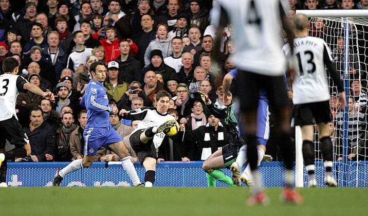 Zoltan Gera (C) of Fulham scores his side s first goal Barclays Premier League Chelsea v Fulham 28th December, 2009 EDITORIAL USE ONLY. No use with unauthorised audio, video, data, fixture lists, club league logos or live services. Online in-match use limited to 120 images, no video emulation. No use in betting, games or single club league player publications. o0 Tor, FC London