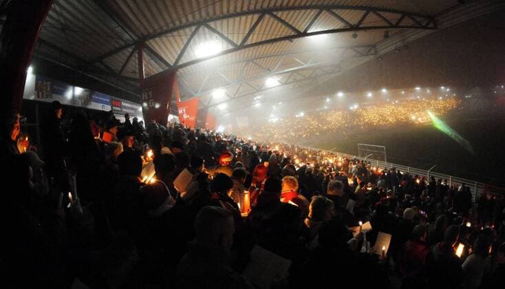 2. Bundesliga, Fußball, Saison 2009 10, 1. FC Union Berlin, Weihnachtssingen im Stadion An der Alten Försterei, 23.12. 2009, o0 Sportstätte Alte Wuhlheide Stadion Fans Zuschauer Abend Nacht Feier Weihnachtsfeier Kurios o00 Singen