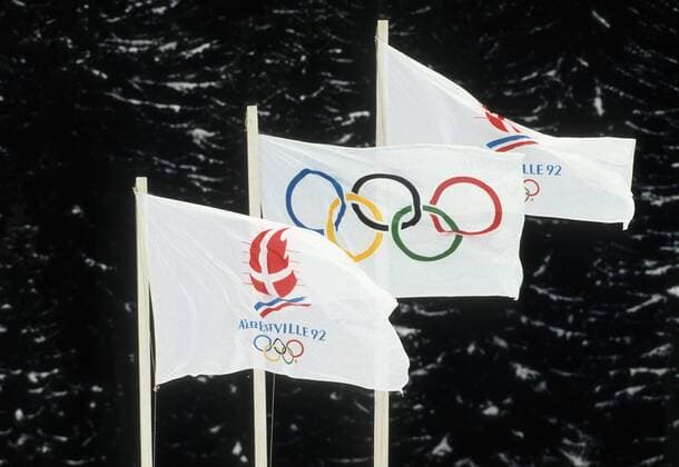 Olympiaflagge und Flagge mit dem Logo der Spiele während der Olympischen Winterspiele 1992 in Albertville OS Winter Olympische Winterspiele 1992, Olympia, Spiele Gruppe Albertville
