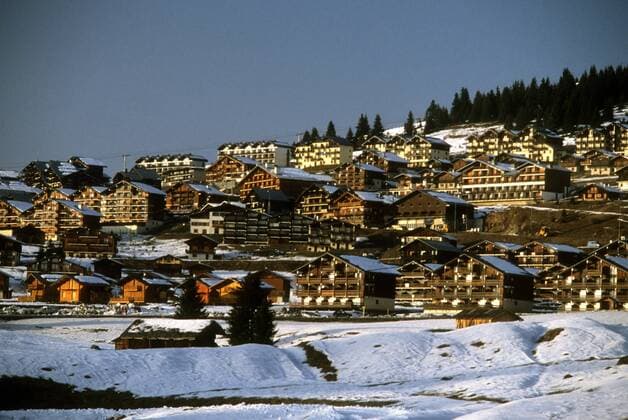 Abendliches Les Saisies - neben Albertville einer der Austragungsorte (Skilanglauf) der olympischen Winterspiele 1992 OS Winter Olympische Winterspiele 1992, Olympia, Spiele, 1991, Vorschau Totale Les Saisies